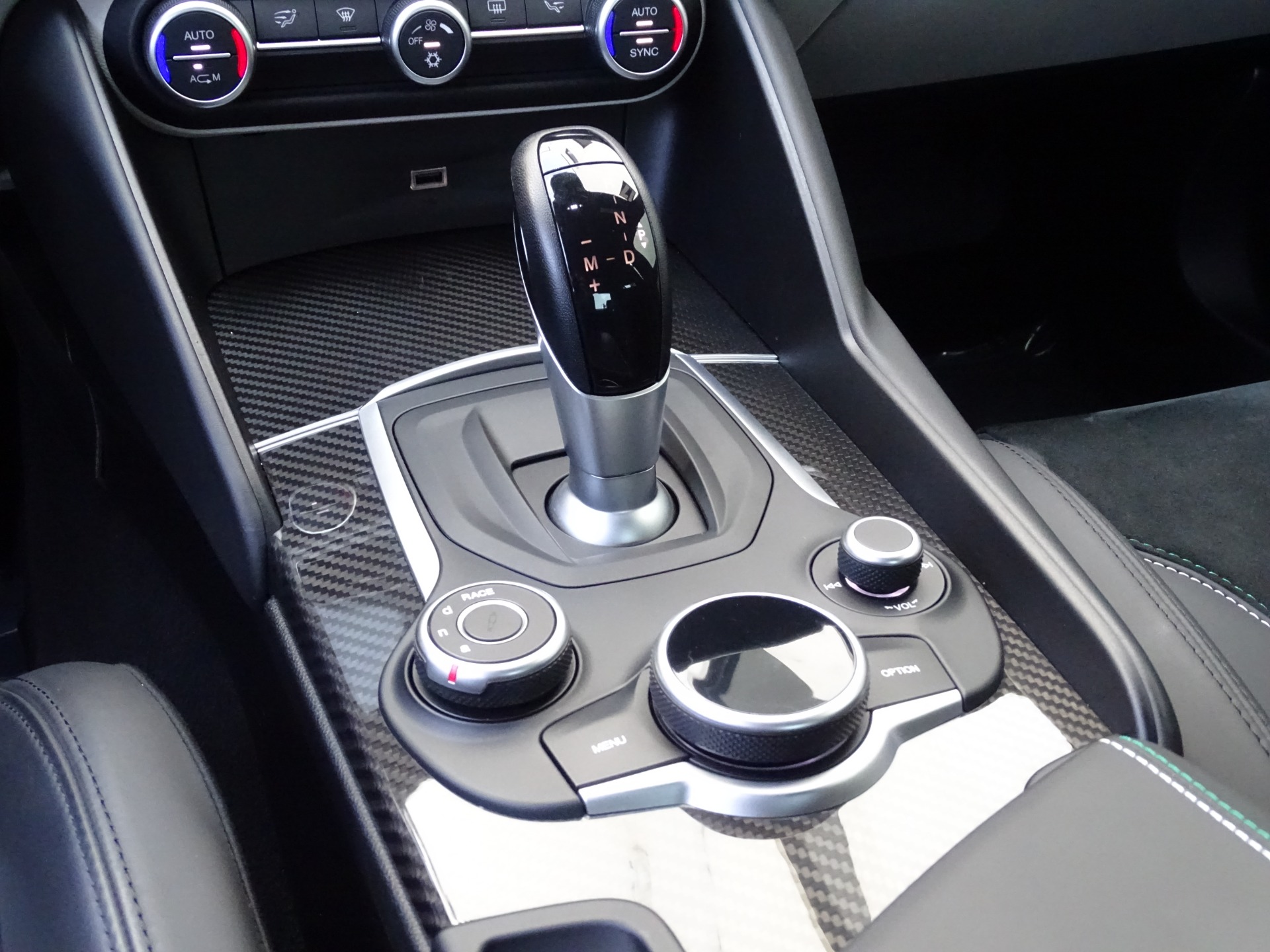 Kaufe ABS-Carbon-Stil Innendekorationszubehör für Alfa Romeo Giulia 2017 –  Mittelkonsole Luftauslass Getriebe Auto