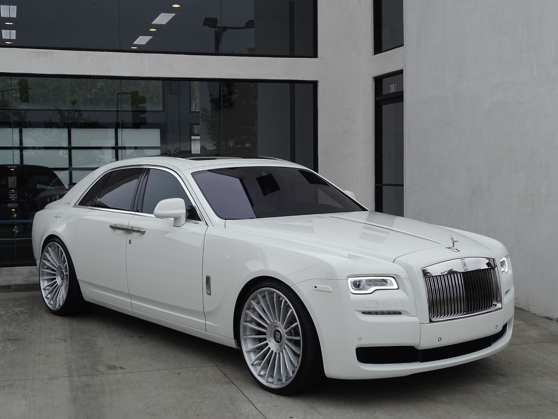Белый роллс. Rolls Royce Ghost 2021 белый. Rolls Royce Ghost 2015. Rolls Royce Ghost 2006. Rolls Royce Ghost белый.