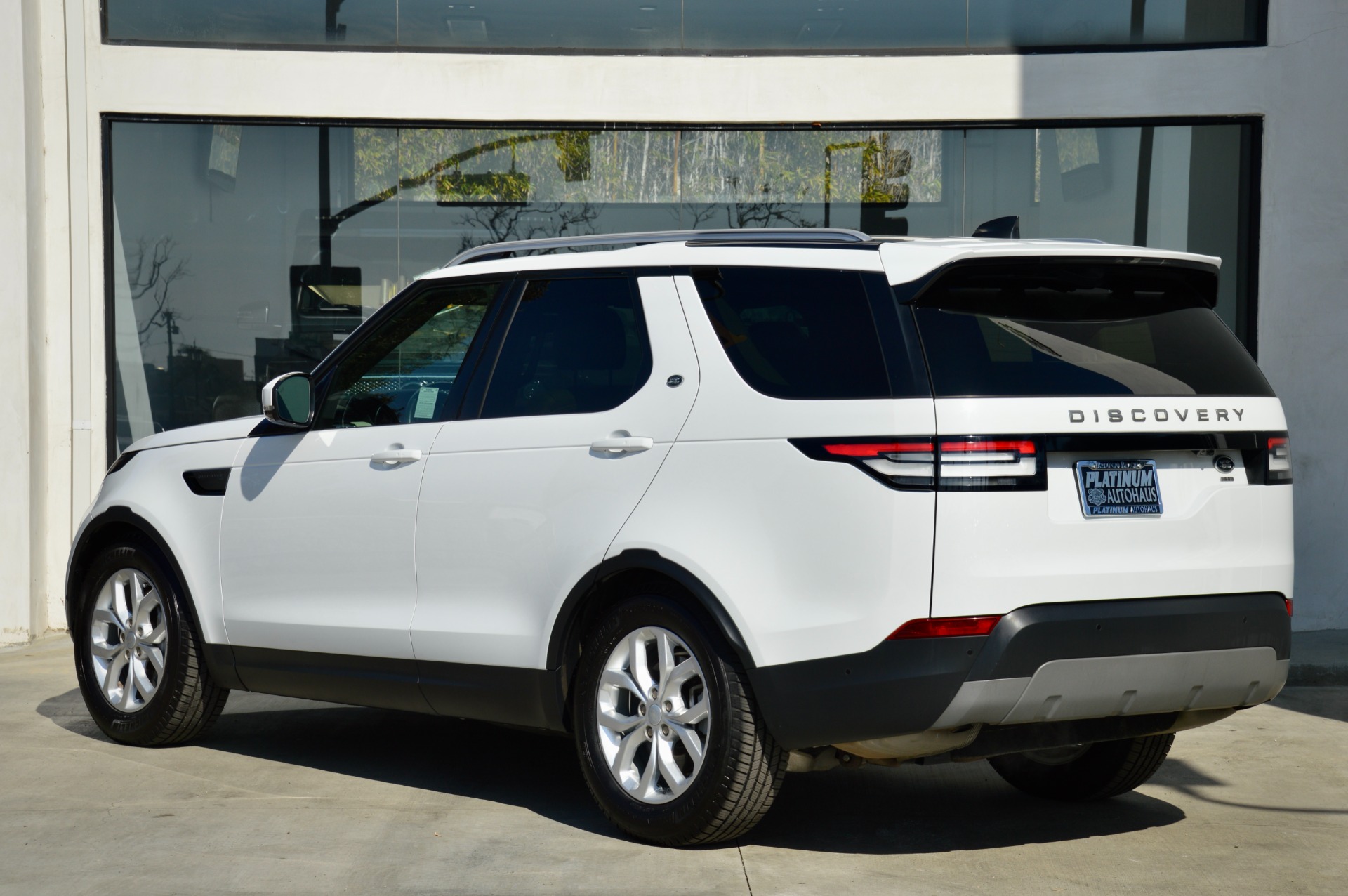 Used-2020-Land-Rover-Discovery-SE